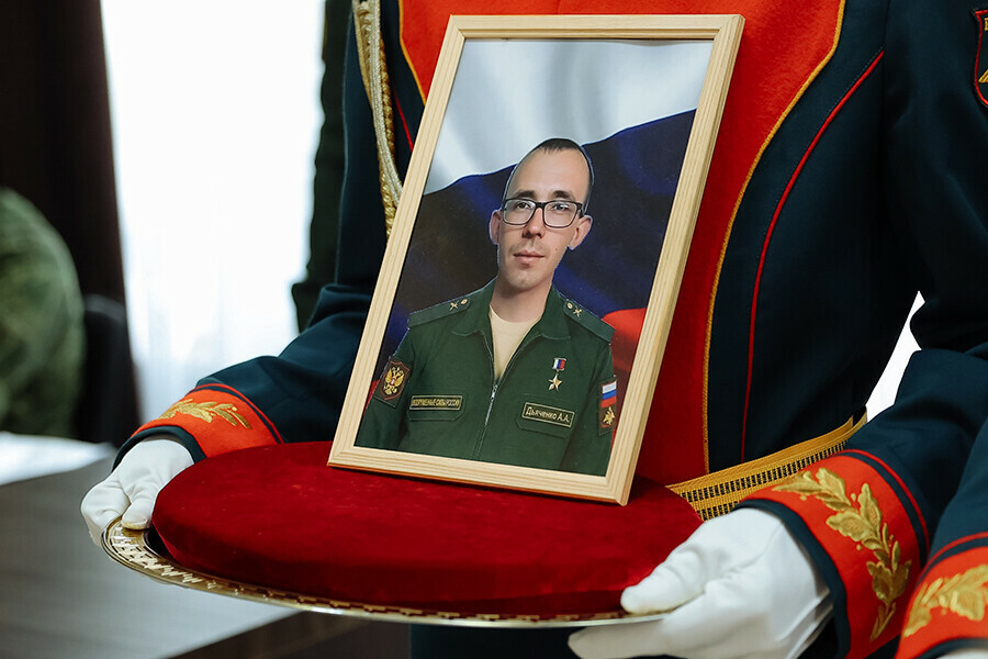 Звезду Героя России передали в ДВОКУ родственникам Андрея Дьяченко погибшего на СВО фото