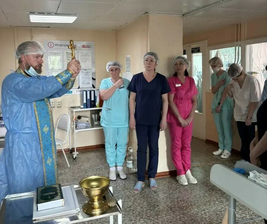 Священник провел чин освящения в Благовещенском роддоме