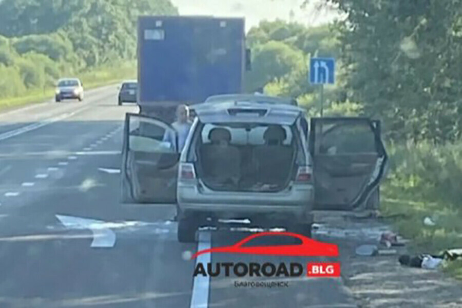 Автомобиль загорелся на трассе в Амурской области 