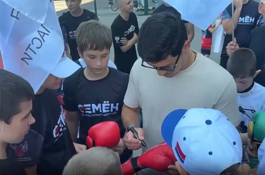 Абсолютный чемпион мира по боксу Дмитрий Бивол прилетел в Благовещенск Зачем видео