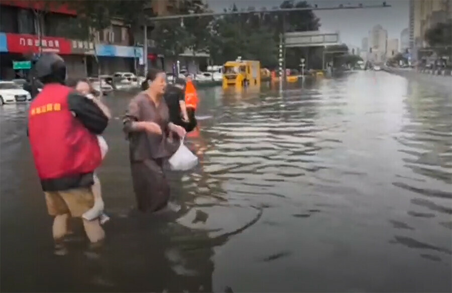 Вода хлынула в больницу залила подземные парковки апокалипсис пережил китайский город видео