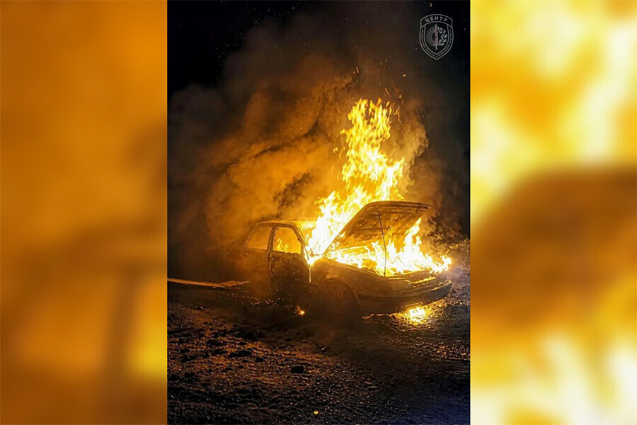Вспыхнул и сгорел дотла автомобиль в амурском селе 