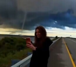 Водяной смерч зафиксировали на камеру в Хабаровском крае видео