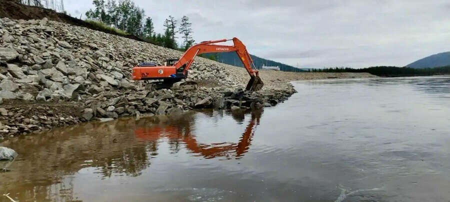 В Амурской области на реках у железных дорог начали строить противопаводковые полки