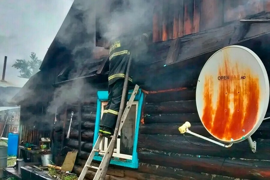 Двое детей самостоятельно выбрались из горящего дома в Приамурье фото