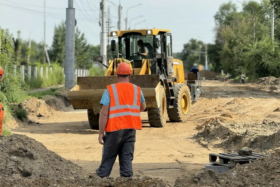 Перекресток необходимо открыть к началу учебного года мэр поручил ускорить ремонт дорог в Благовещенске фото 