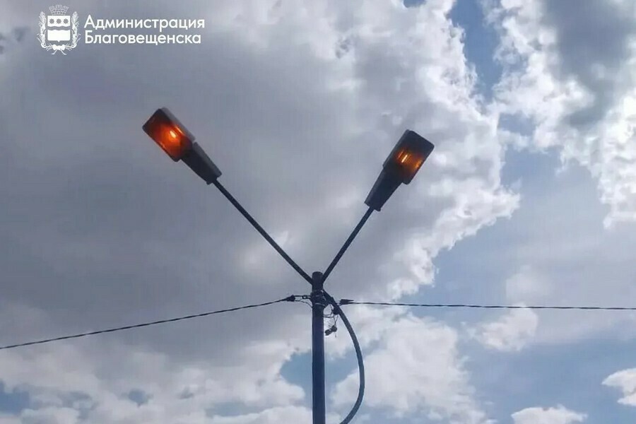На улицах Перспективная и Песчаная в Благовещенске восстанавливают уличное освещение