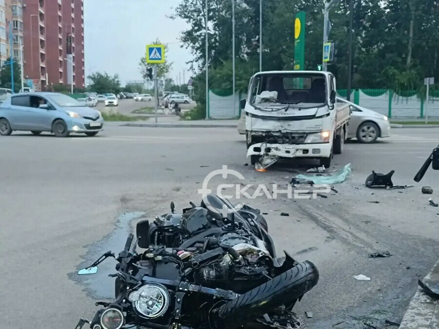 В микрорайоне Благовещенска произошло жесткое ДТП с мотоциклом фото видео момента