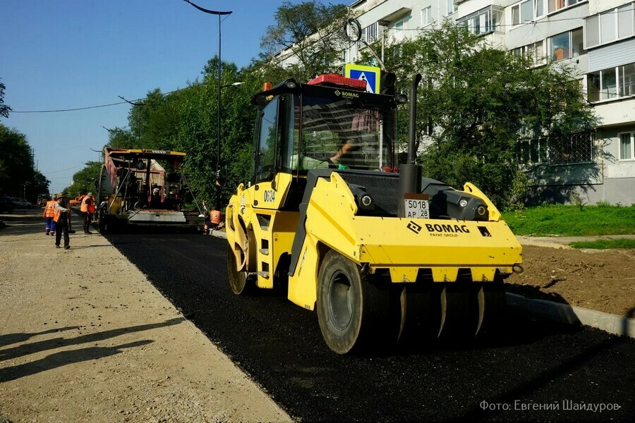 На участке улицы в центре Благовещенска укладывают асфальт фото