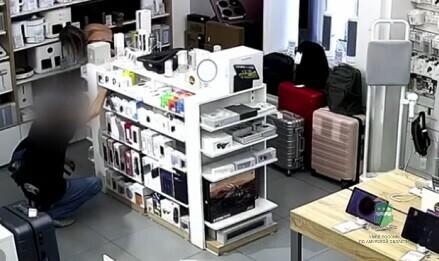 Мужчина попытался украсть наушники в магазине и попал на видео 