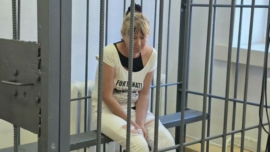 Ударила головой в лицо и схватила за форму амурчанка набросилась на полицейского