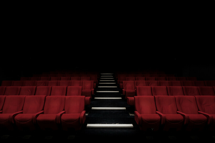 Школьники в Хабаровске шариками от баблти сломали экран в IMAX стоимостью в 26 миллионов 