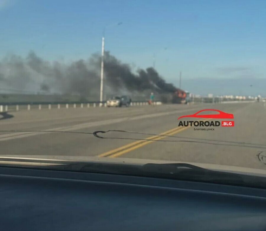 В Благовещенске загорелся автобус на мосту 