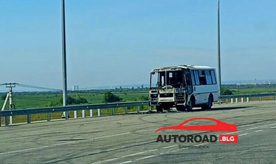 Появились подробности о загоревшемся на мосту через реку Зея автобусе