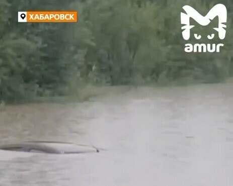 Машина с ребенком ушла под воду после ливня в Хабаровске видео 