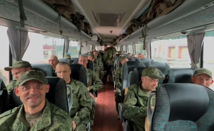 Самолет с российскими военными из плена прибыл в Подмосковье