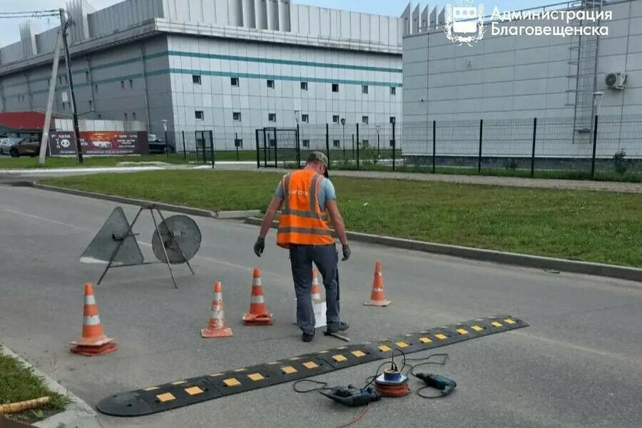 И так огромные пробки благовещенцы недовольны массовым появлением лежачих полицейских на дорогах города фото 