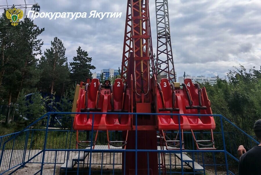 На Дальнем Востоке девушка выпала из аттракциона в парке и получила травмы