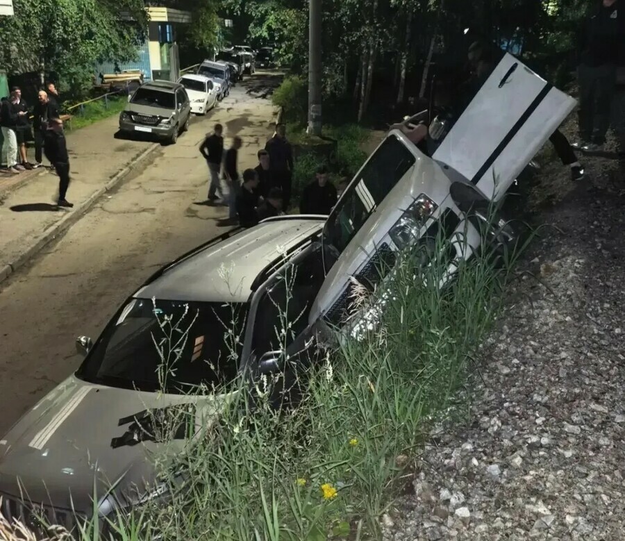 В Тынде автомобиль завис на подпорной стене