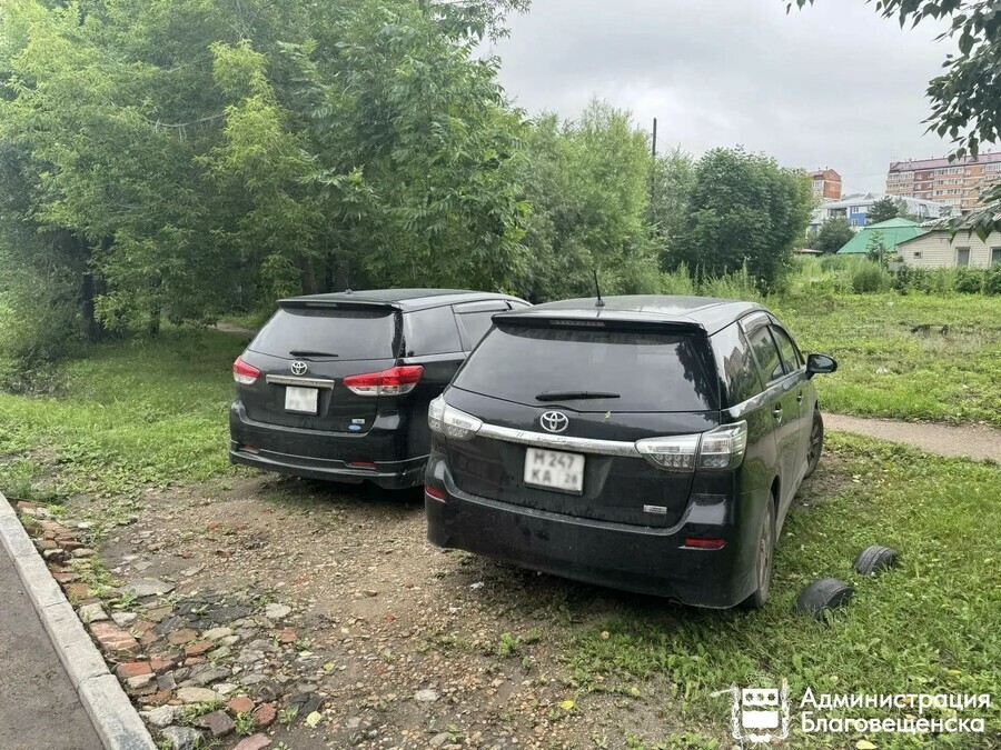 В Благовещенске продолжают штрафовать автомобили припаркованные на газонах фото