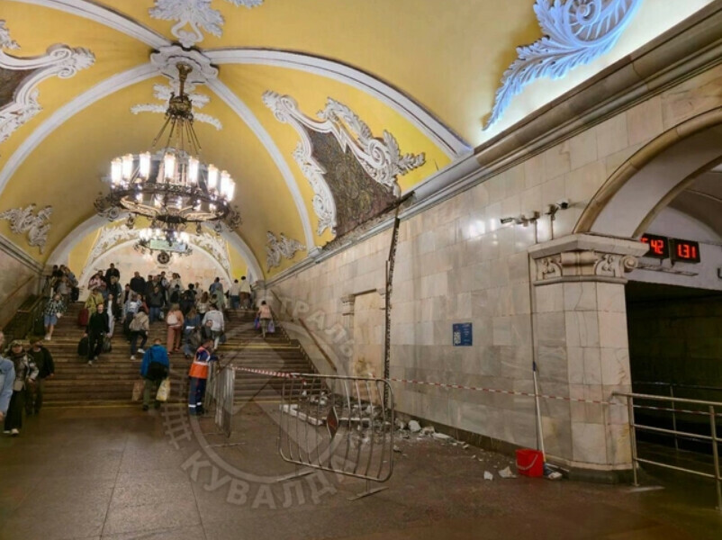 В московском метро мужчине на голову упала лепнина