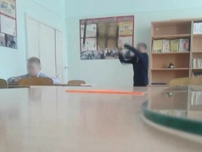 В Пояркове ученик во время урока кинул стул в другого ребенка видео