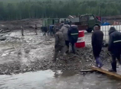 14 иностранцев получили штрафы и выдворение после рейда на золотодобывающем участке видео
