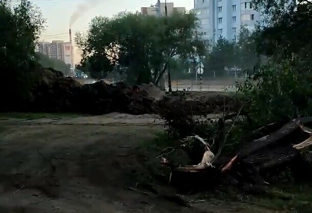 Длиной в квартал газон весь угробили благовещенцы показали как в городе появляется новый сквер видео