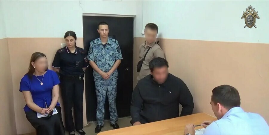 В Приамурье неадекватный мужчина угрожал убийством 17летней девушке За нее вступился 12летний брат
