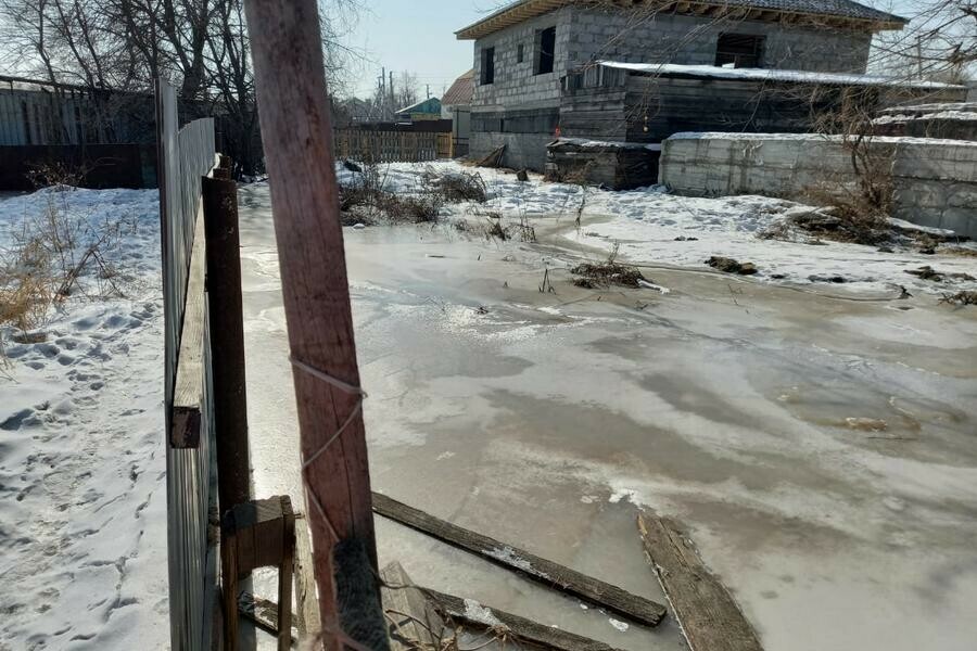 На частной территории в Чигирях образовалось большое озеро из нечистот фото видео