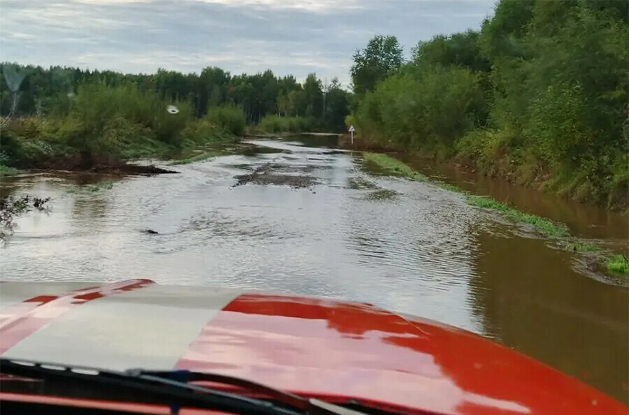 В Амурской области снова ухудшается обстановка вода вышла на дорогу