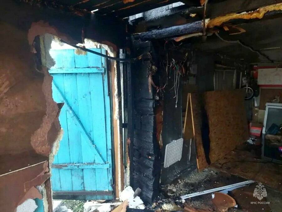 Деревянный гараж и сауна горели в Благовещенске фото