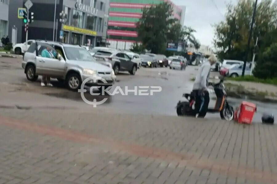 Курьера сбили в центре Благовещенска 
