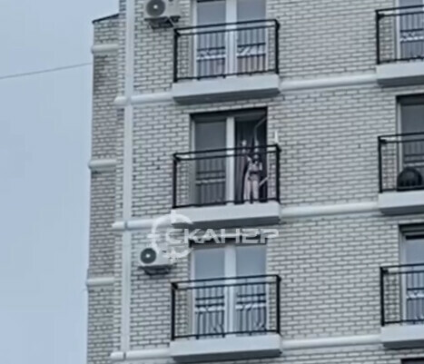 Удар по машинам и семейному бюджету в Чигирях дети кидают шарики с водой с 9 этажа видео