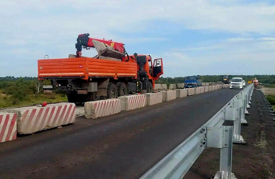 На приоритетной трассе Амурской области заканчивают ремонт моста