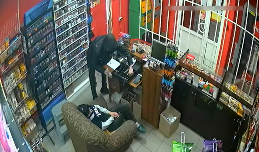 Мужчина ограбил магазин пока продавщица спала видео