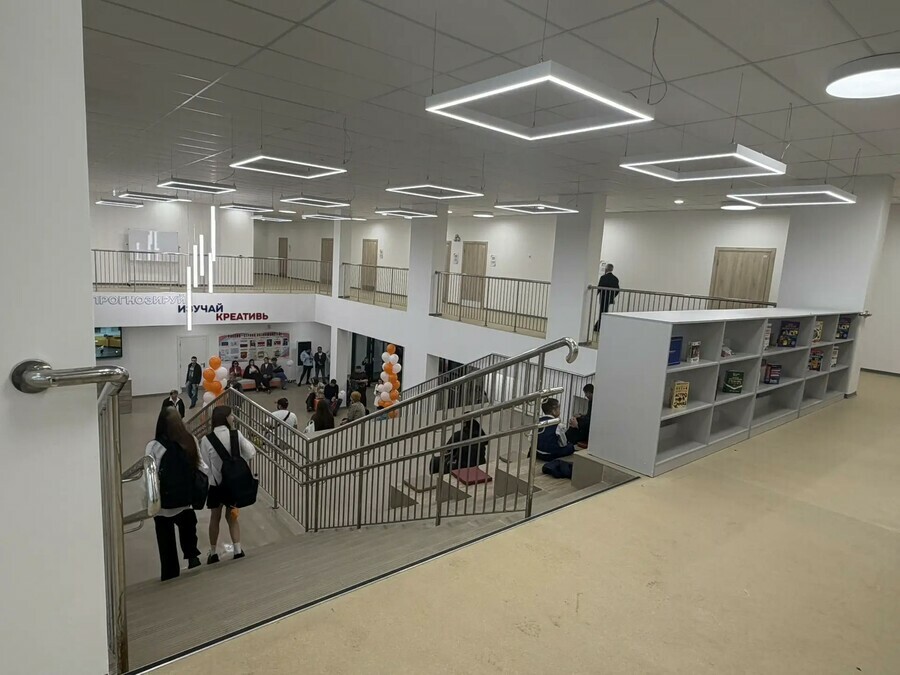 Открыли но учиться нельзя ученики новой школы  30 Благовещенска проведут весь сентябрь в чужих стенах