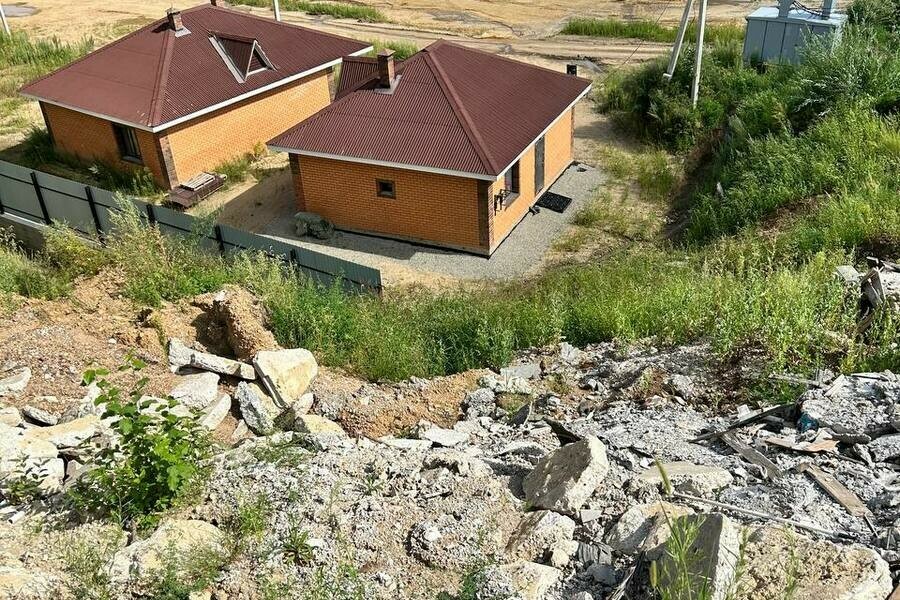 В Чигирях земля со строительным мусором сползает к участку с жилым домом фото 