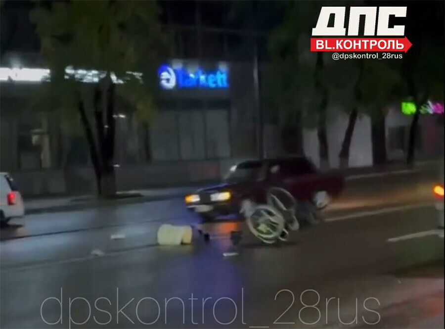Инвалидаколясочника сбили ночью на дороге в Благовещенске видео