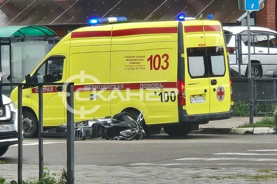 В центре Благовещенска произошло ДТП с мотоциклистом На месте работает реанимация фото видео