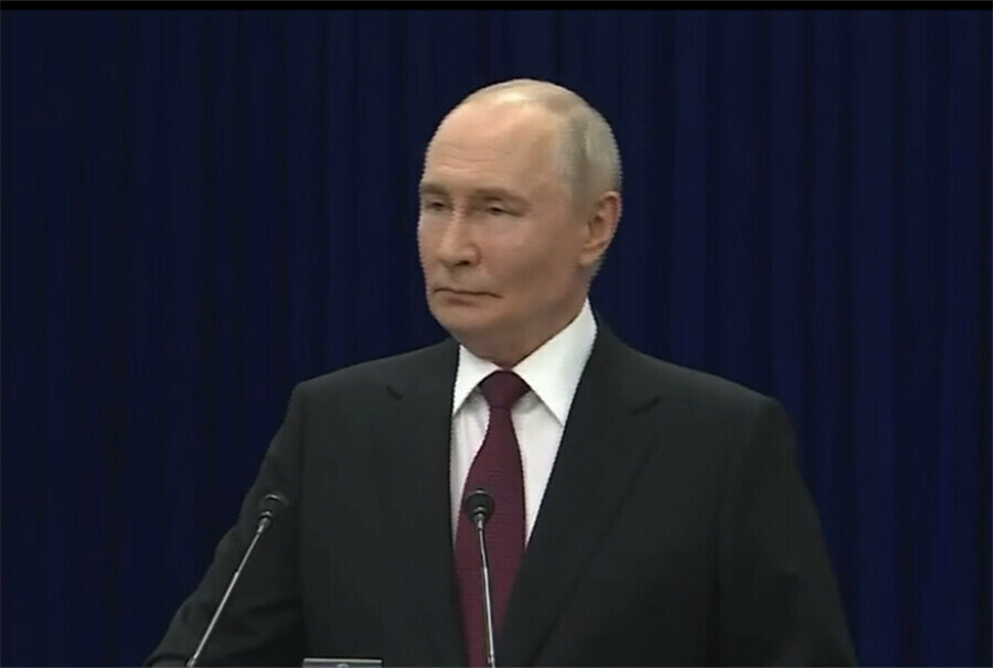 Президент России Владимир Путин прилетел во Владивосток на ВЭФ2026
