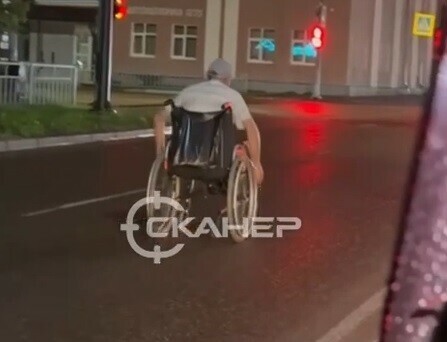 В сети выложили ролик с неадекватным поведением инвалида на коляске которого позже сбила машина в Благовещенске видео 