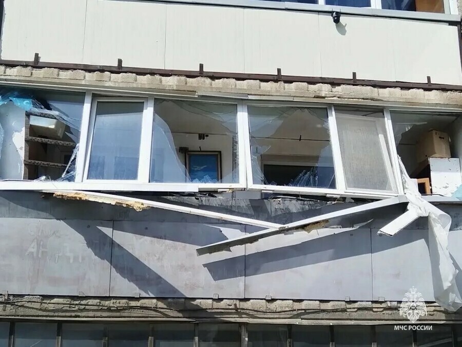Два газовых баллончика рванули и вынесли балкон