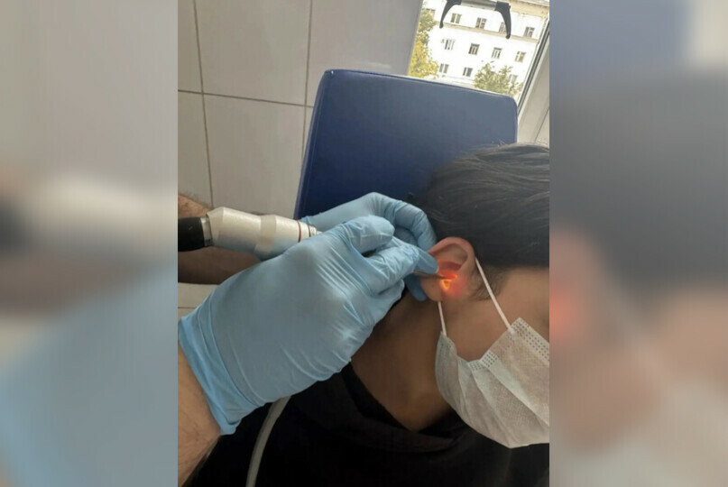 Врачи смогли достать живого таракана из уха девушки