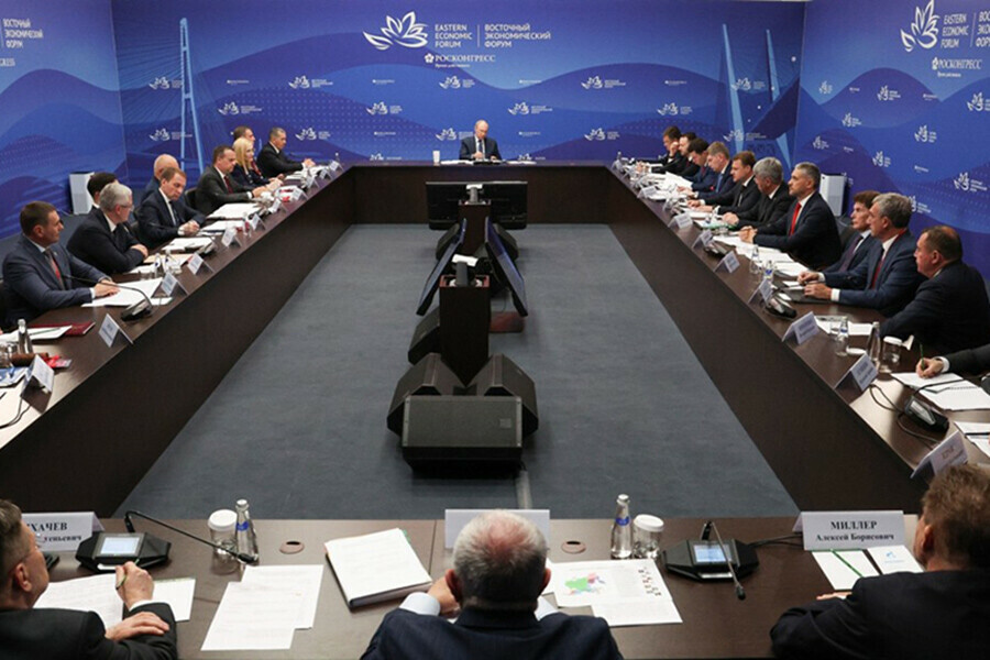 Для Дальнего Востока подготовлена перспективная модель развития Владимир Путин провел совещание на ВЭФ