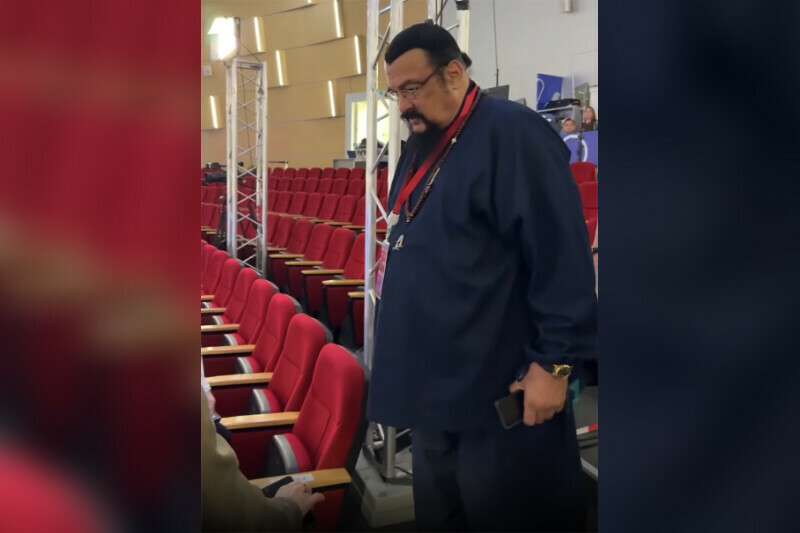 Актера из США Стивена Сигала известного по ролям в боевиках заметили во Владивостоке видео