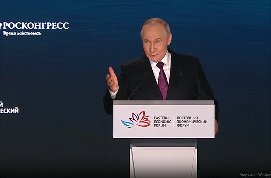 Хвостиком машет никуда не уходит на ВЭФ Путин рассказал о встрече с тигром в тайге