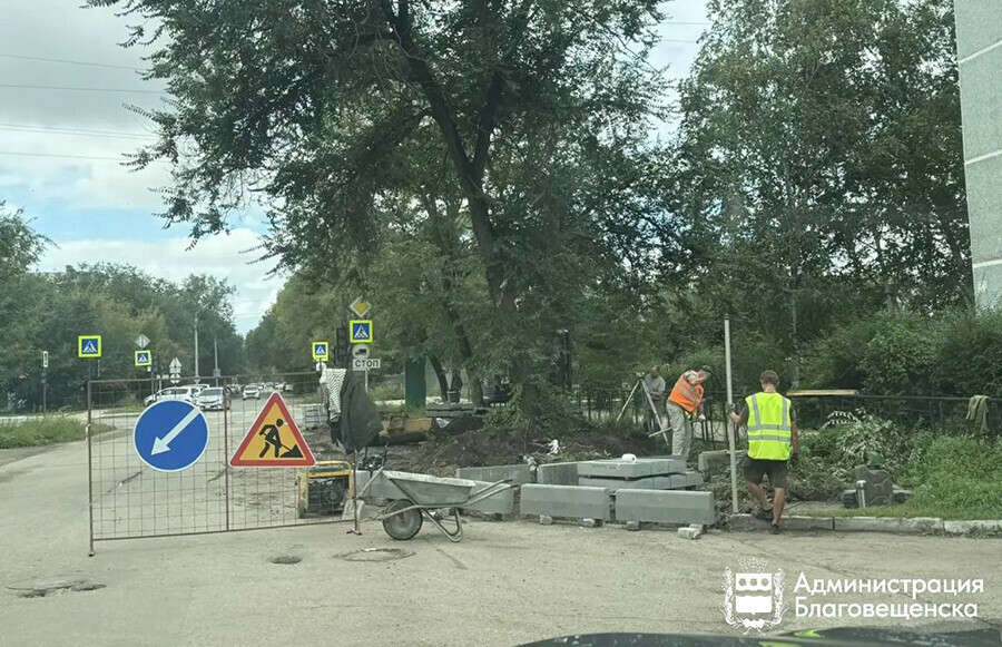 Новую парковку для семи автомобилей обустраивают в Благовещенске
