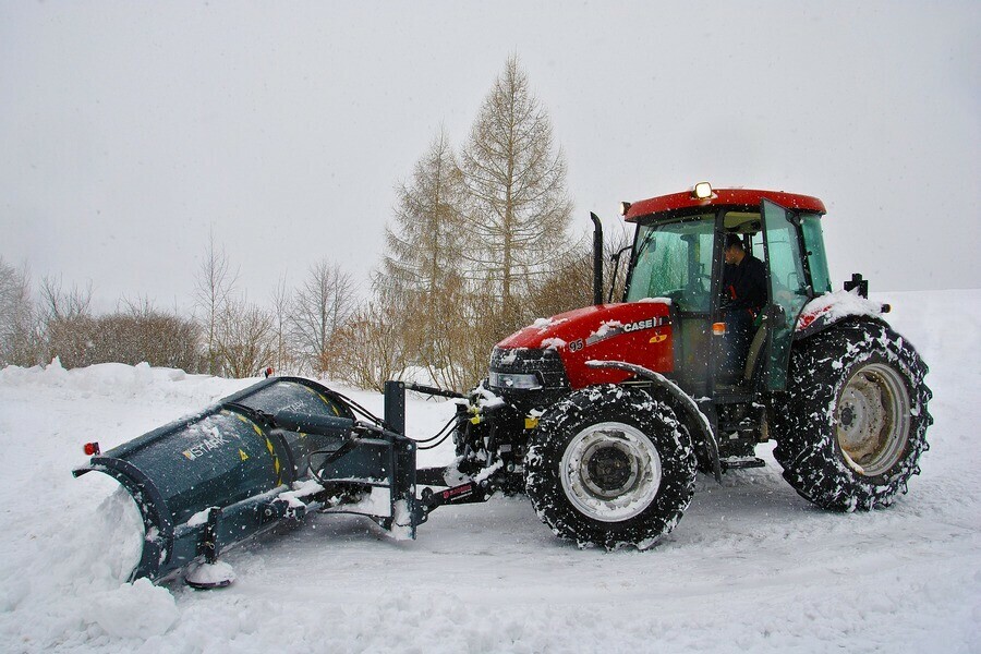 Дорожная техника расчищает от снега дороги в Приамурье