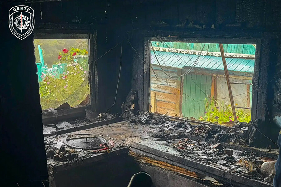 Два больших пожара потушили в жилых домах Амурской области фото